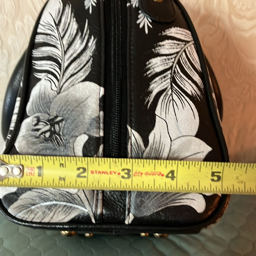 Anushka zip around satchel Cleopatra’s leopard - Picture 14 of 16